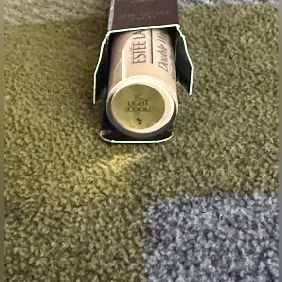 Estée Lauder Double Wear Stay-in-Place Flawless Wear Concealer: Light (Cool) 1C - Picture 9 of 14